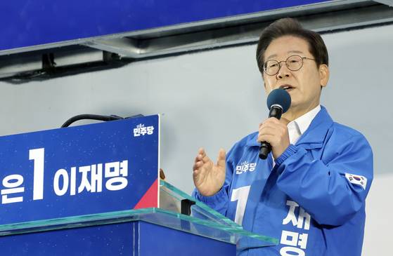 이재명 더불어민주당 대선 후보가 16일 오후 정북 정읍시 정읍역광장에서 시민들에게 지지를 호소하고 있다. 김성룡 기자