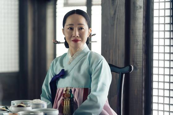 홍랑이 돌아온 이후 민씨부인은 점점 야망을 드러낸다. 사진 넷플릭스