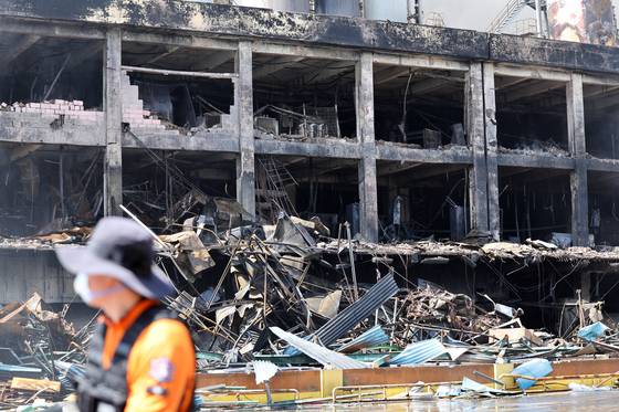 금호타이어 광주공장 화재 발생 이틀째인 18일 불에 탄 공장 앞으로 소방대원이 이동하고 있다. 연합뉴스