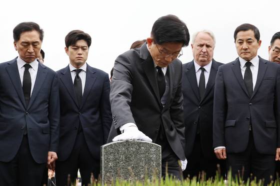 김문수 국민의힘 대선 후보가 지난 17일 광주 북구 국립5·18민주묘지를 찾아 윤상원 열사 묘역에서 참배하고 있다. 뉴스1