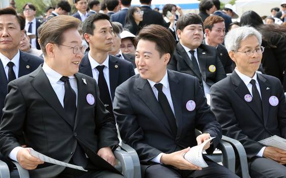 이재명 더불어민주당 대선 후보와 이준석 개혁신당 대선 후보가 18일 광주 북구 국립5·18민주묘지에서 열린 제45주년 5·18 민주화운동 기념식에 참석해 대화를 나누고 있다. 뉴스1