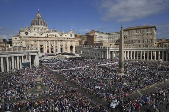 18일(현지시간) 교황 레오 14세의 즉위 미사가 열리는 바티칸의 성 베드로 광장 모습. AP=연합뉴스