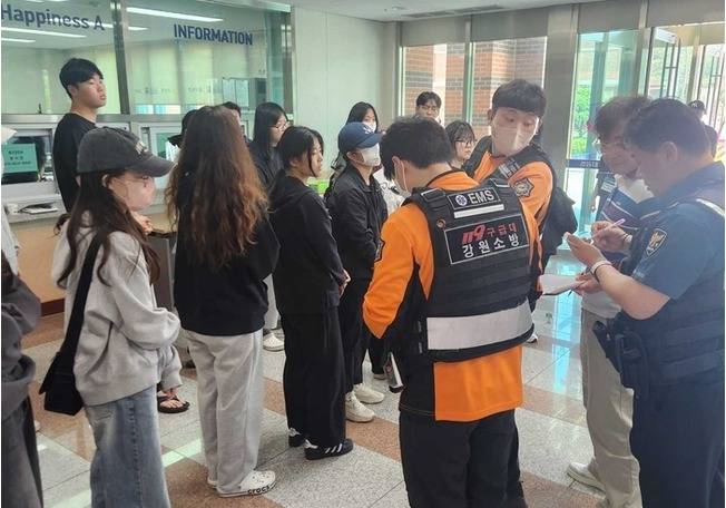 ▲ 강원특별자치도 소방본부는 18일 오전 12시 22분쯤 원주 모 대학에 기숙사에서 식중독이 집단발발하자 학생을 대상으로 역학조사를 벌이고 있다.