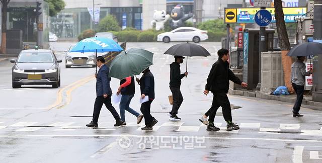 ▲ 이슬비가 내린 지난 15일 강원 춘천시 중앙로에서 시민들이 우산을 쓰고 길을 걷고 있다. 방도겸 기자