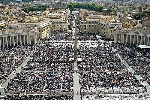 ▲ 18일(현지시간) 레오 14세 교황의 즉위 미사가 열린 바티칸 성베드로 광장이 인파로 가득하다.  [바티칸 AFP=연합뉴스]