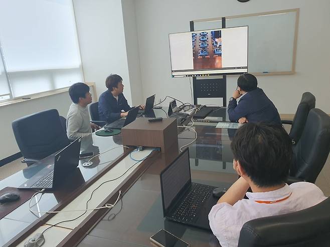 직원들이 모바일 관련 수율 개선 회의를 하고 있다. 인천=윤현주 기자