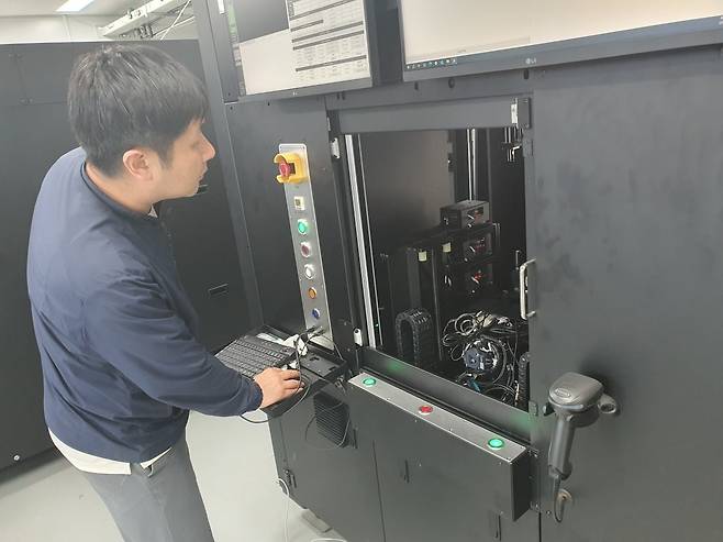 이준선 팀장이 전장 부품 성능을 체크하고 있다. 인천=윤현주 기자