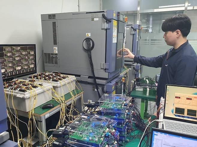 강현 매니저가 온도 관련 환경 시험을 하고 있다. 인천=윤현주 기자