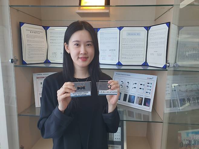 박세진 매니저가 모바일 카메라 모듈 액츄에이터 제품을 들고 있다. 인천=윤현주 기자