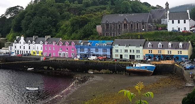 영국 스코틀랜드 북부 스카이섬의 중심 마을 포트리의 주택가. 온라인 부동산 사이트를 통해 이런 곳에서 살고 있는 자신의 모습을 상상해 볼 수 있다. /최종석 기자
