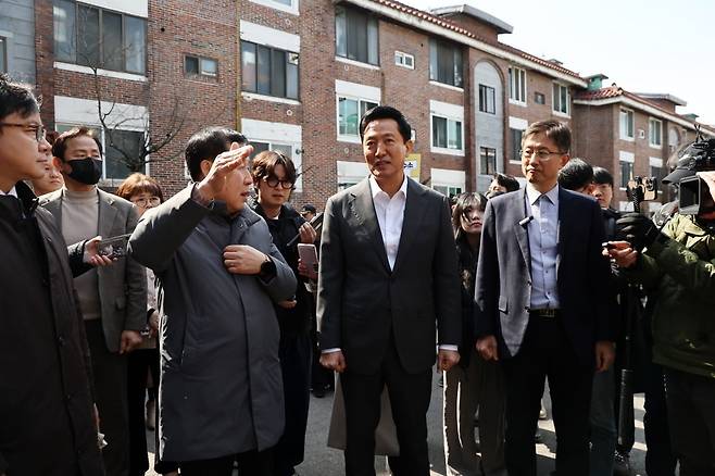 오세훈 서울시장이 지난 3월 서울 오류동 소규모 단지의 재건축 상황을 점검하고 있다. 연합뉴스