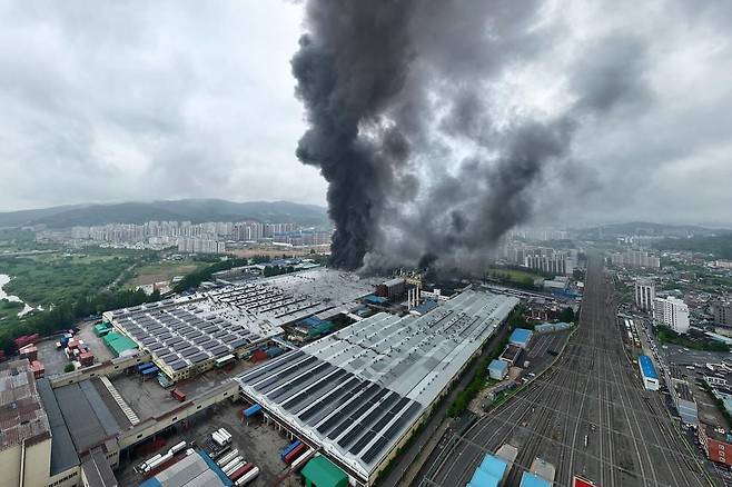 17일 오전 발생한 광주 광산구 소촌동 금호타이어 광주공장 화재 모습. 광산구 제공