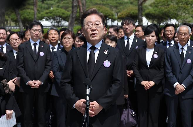 이재명 더불어민주당 대통령 후보가 18일 광주 북구 운정동 국립5·18민주묘지에서 열린 제45주년 5·18민주화운동 기념식에 참석한 후 백브리핑을 하고 있다. 뉴스1