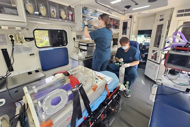서울대병원 소속 의료진들이 SMICU 차량 내부에서 의료기기를 정리하고 있다. 권용훈 기자