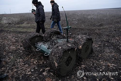 지난 1월 25일 우크라이나 하르키우주의 한 장소에서 촬영된 우크라이나군의 대전차 지뢰 설치용 로봇. EPA연합뉴스