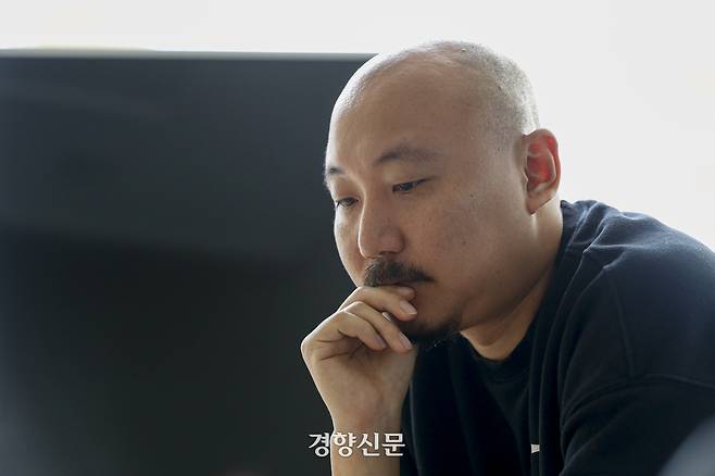 웹툰작가 주호민 씨와 아내가 지난해 2월4일 경기 성남에 위치한 작업실에서 자녀를 정서적 학대한 혐의로 기소된 특수교사와 관련해 경향신문과 인터뷰를 하고 있다. 문재원 기자