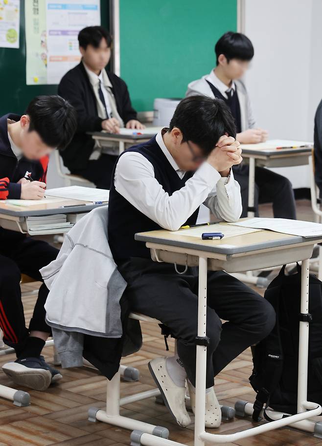 지난 3월26일 부산 동구 부산고등학교 3학년 교실에서 학생들이 시험을 준비하고 있다. 연합뉴스