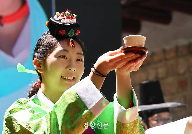 ‘성년의 날’을 하루 앞둔 19일 오후 서울 덕수궁 돌담길에서 열린 ‘성년의 날 기념행사’에서 올해 성년이 되는 한 청소년이 술잔을 들고 ‘전통 성년례’를 치르고 있다. 2025.5.18. 정지윤 선임기자