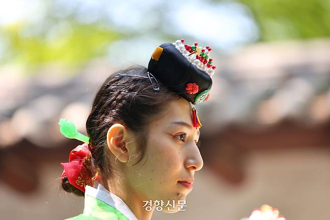 ‘성년의 날’을 하루 앞둔 19일 오후 서울 덕수궁 돌담길에서 열린 ‘성년의 날 기념행사’에서 올해 성년이 되는 한 청소년이 ‘전통 성년례’를 치르고 있다. 2025.5.18. 정지윤 선임기자