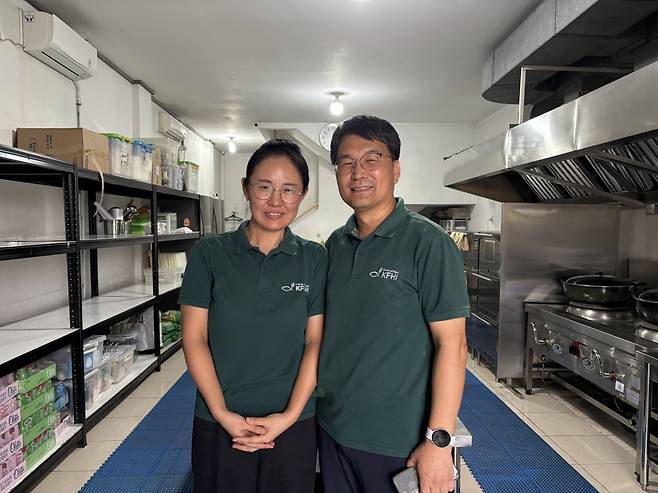 임진철(오른쪽) 하수민 선교사가 17일(현지시간) 인도네시아 탕에랑 센터에서 도시락 제작을 마치고 현지인을 향한 복음화 비전에 대해 이야기하고 있다.