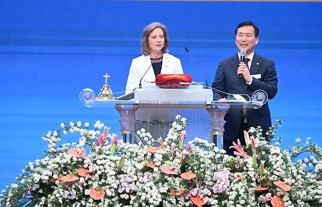 비키 하츨러(왼쪽) 전 하원의원이 인사말을 전하고 있다. 여의도순복음교회 제공