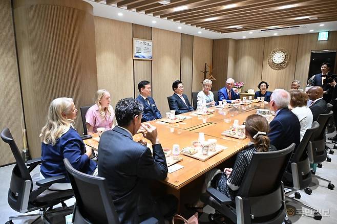 FMC방한단이 18일 서울 여의도순복음교회 주일 예배에 참석한 뒤 이영훈 목사와 환담을 나누고 있다. 여의도순복음교회 제공