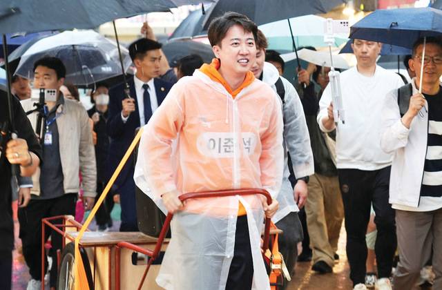 이준석 개혁신당 대선 후보가 지난 17일 서울 마포구 홍대패션거리에서 리어카를 끌며 거리 유세를 하고 있다. 이 후보는 유세차 대신 리어카를 활용해 골목 구석구석을 누비며 청년세대 지지층을 조준했다. 연합뉴스