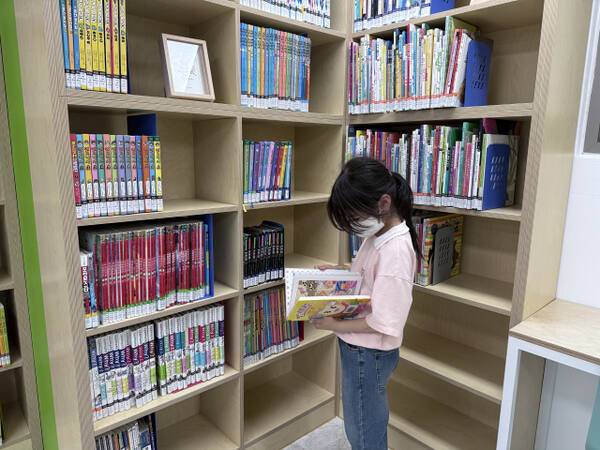 광명 소하동 휴먼시아 6단지 ‘LH다우리 작은도서관’에서 아이들이 책을 고르고 있다. 이지민기자