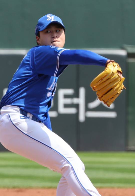 투구하는 삼성 선발 이승현. 사진[연합뉴스]