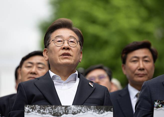 이재명 대선후보가 17일 광주광역시 동구 금남로에서 열린 5ㆍ18 광주민주화운동 45주기 전야제에 참석해 손팻말을 들고 구호를 외치고 있다. [사진 = 공동취재]