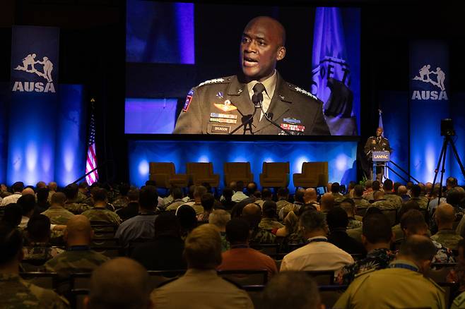 15일(현지시간) 하와이 호놀룰루에서 열린 육상군 태평양 심포지엄에서 제이비어 브런슨 주한미군사령관이 기조연설을 하고 있다. [미국 국방영상정보배포서비스(DVIDS)]