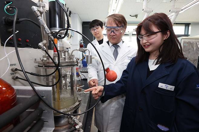 이상엽 한국과학기술원(KAIST) 특훈교수(가운데) 연구팀이 플라스틱을 생산하는 미생물을 배양하고 있다.  KAIST