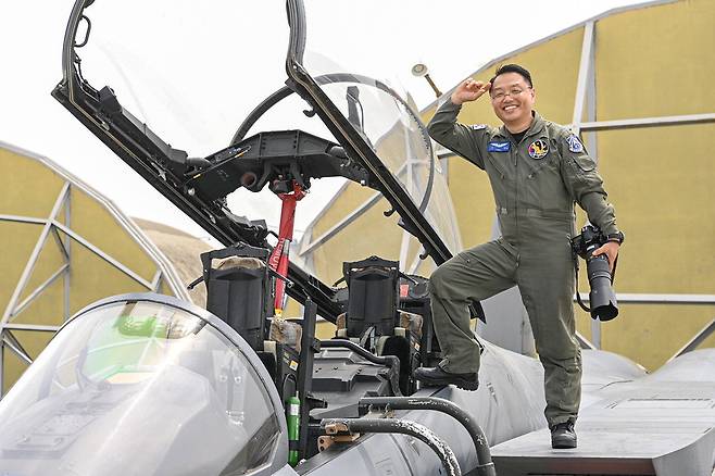 권형 원사가 전투기 KF-21 위에서 촬영장비를 든 채 환하게 웃고 있다. 공군