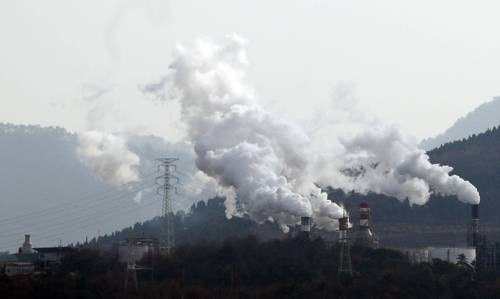 석유화학 업체가 밀집해 있는 전남 여수시 여수국가산업단지에서 하얀 수증기가 올라오고 있다. [사진 = 연합뉴스]