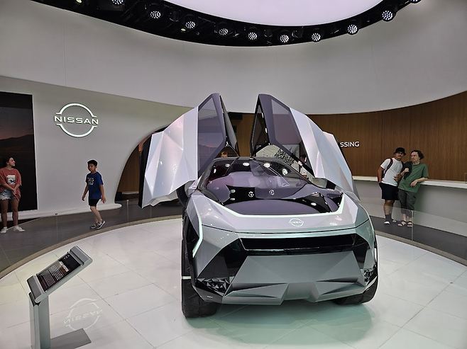 일본 도쿄 닛산 긴자 쇼룸에 콘셉트카가 전시돼 있다. [도쿄 = 이승훈 특파원]