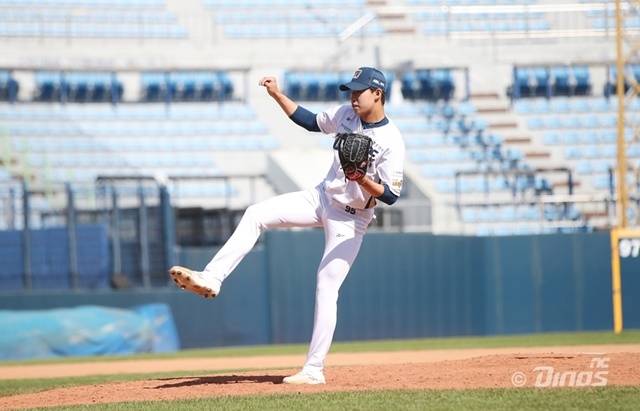 최정을 상대로도 씩씩하게 공을 뿌린 김태훈. 사진=NC 제공