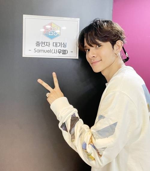 사무엘이 오감을 사로잡는 신곡 ‘ROCKSTAR(락스타)’ 무대로 시청자들을 사로잡았다.