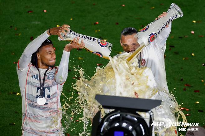 바이에른 뮌헨은 5월 11일 홈구장인 독일 뮌헨 알리안츠 아레나에서 열린 보루시아 묀헨글라트바흐와의 맞대결에서 2-0으로 승리했다. 뮌헨은 이 경기 승리 후 홈 팬들 앞에서 올 시즌 분데스리가 우승 세리머니를 했다. 사진=AFPBBNews=News1