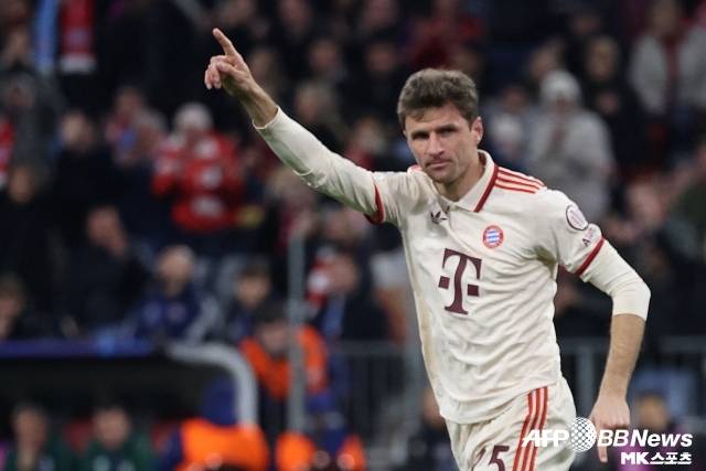 이비사섬으로 함께 떠났던 ‘베테랑’ 뮐러도 키미히의 주장에 힘을 더했다. 뮐러는 독일 ‘스카이스포츠’와의 인터뷰에서 “이틀 동안 이비사섬에 갔다 와서 경기를 치러 4-0으로 이겼다”며 “언론, 타 구단 관계자들도 이를 보았을 것”이라고 짚었다. 이어 “독일은 남을 비난하려는 손가락이 너무 빠르다. 공정성 등의 도덕적인 부분을 언급하려고 한다면, 먼저 거울을 봐야 한다. 각자의 인생을 돌아보길 바란다”고 일침했다. 사진=AFPBBNews=News1