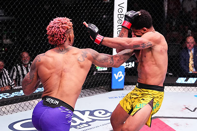 웰터급 공식랭킹 12위 마이클 모랄레스가 2025년 5월 미국 네바다주 엔터프라이즈 UFC on ESPN+ 114 메인이벤트에서 같은 체급 8위 길버트 번즈를 공격하고 있다. 사진=TKO