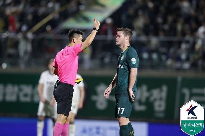 채프먼이 경고 누적으로 레드카드를 받고 있다. 사진=한국프로축구연맹