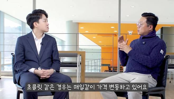 이준석 개혁신당 대선 후보가 카페 사장과 자영업의 고충에 대해 대화하는 모습. /사진=유튜브 채널 '이준석' 캡처.