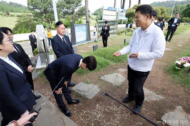 (광주=뉴스1) 이승현 기자 = 김용태 국민의힘 비상대책위원장이 5·18민주화운동 45주년인 18일 오전 광주 북구 망월동에 위치한 민족민주열사묘역(구묘역)에서 시민 반발에 사과 하고 있다. 2025.5.18/뉴스1 Copyright (C) 뉴스1. All rights reserved. 무단 전재 및 재배포, AI학습 이용 금지. /사진=(광주=뉴스1) 이승현 기자
