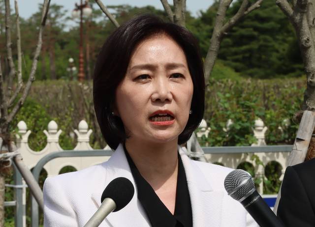 허은아 전 개혁신당 대표가 지난 4월 23일 서울 여의도 국회의사당 앞에서 개혁신당 탈당 선언 기자회견을 하고 있다.  연합뉴스