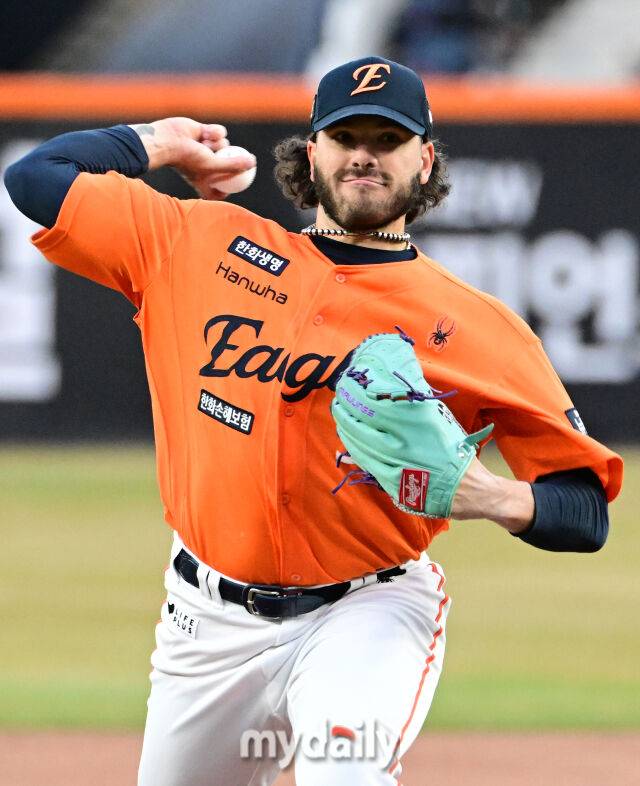 2025년 3월 28일 오후 대전 한화생명 볼파크에서 진행된 '2025 신한 SOL뱅크 KBO 리그' KIA 타이거즈와 한화 이글스의 경기.한화 선발투수 폰세가 역투하고 있다./마이데일리