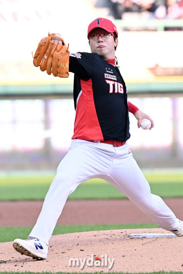 11일 인천 SSG랜더스필드에서 열린 '2025 신한 SOL BANK KBO리그' KIA 타이거즈와 SSG랜더스 더블헤더 2차전 경기. KIA 양현종이 선발투수로 나와 힘차게 투구하고 있다./마이데일리