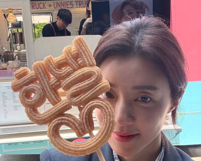 박한별이 '한별'이라고 적힌 츄러스를 들고 미소를 짓고 있다. / 박한별 소셜미디어 캡처