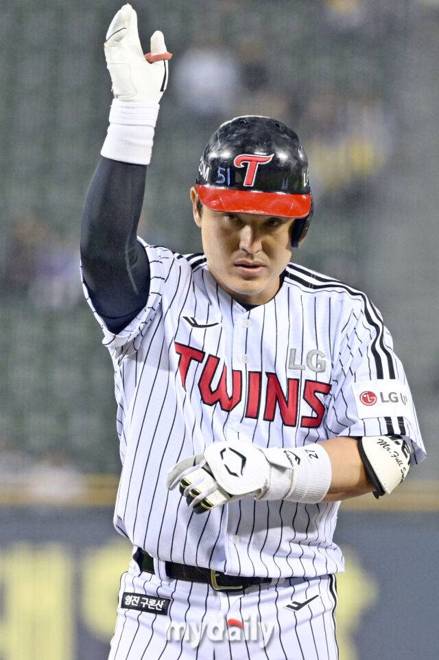 17일 서울 잠실야구장에서 열린 '2025 신한 SOL BANK KBO리그' KT 위즈와 LG 트윈스 더블헤더 2차전 경기. LG 박동원이 3회말 2사 2루에 1타점 적시타를 친 후 기뻐하고 있다./마이데일리