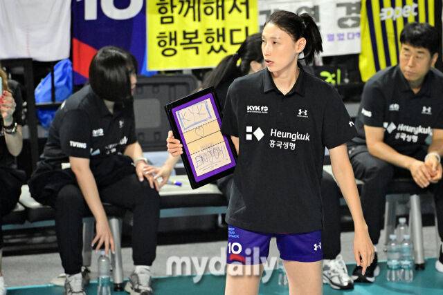 팀 스타 김연경 감독이 18일 오후 인천 삼산월드체육관에서 'KYK 인비테이셔널 2025' 팀 스타-팀 월드의 경기를 지켜보고 있다.KYK 인비테이셔널 2025는 김연경의 마지막 경기를 기념하기 위해 김연경이 직접 국내 리그 대표 선수들과 세계 최정상급 여자배구 선수들을 초청해 진행하는 경기다./인천=곽경훈 기자