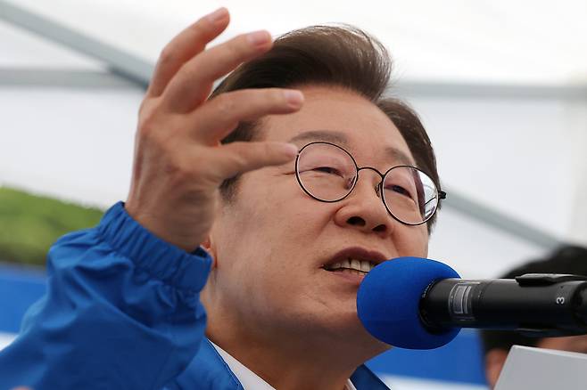 이재명 더불어민주당 대선후보가 16일 전북 전주시 전북대 후문에서 열린 유세에서 지지를 호소하는 연설을 하고 있다. [연합]